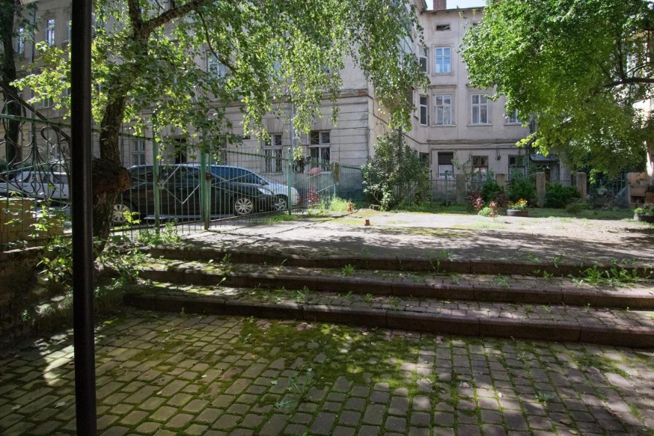 Двокімнатна Квартира У Центрі Міста Львів З Двориком Exterior foto